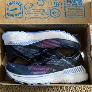Brooks womens adrenaline GTS 22 - never before worn